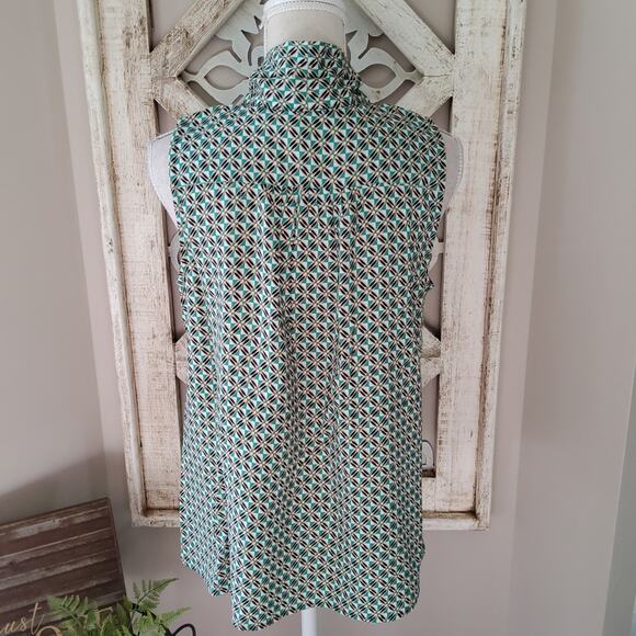 Maison D'Amelie Women's Sleeveless Tie V-Neck Top in Green Geo Print - Picture 11 of 13